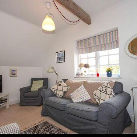 Light And Airy Central Lyme Regis Appartment With Parking Exterior foto